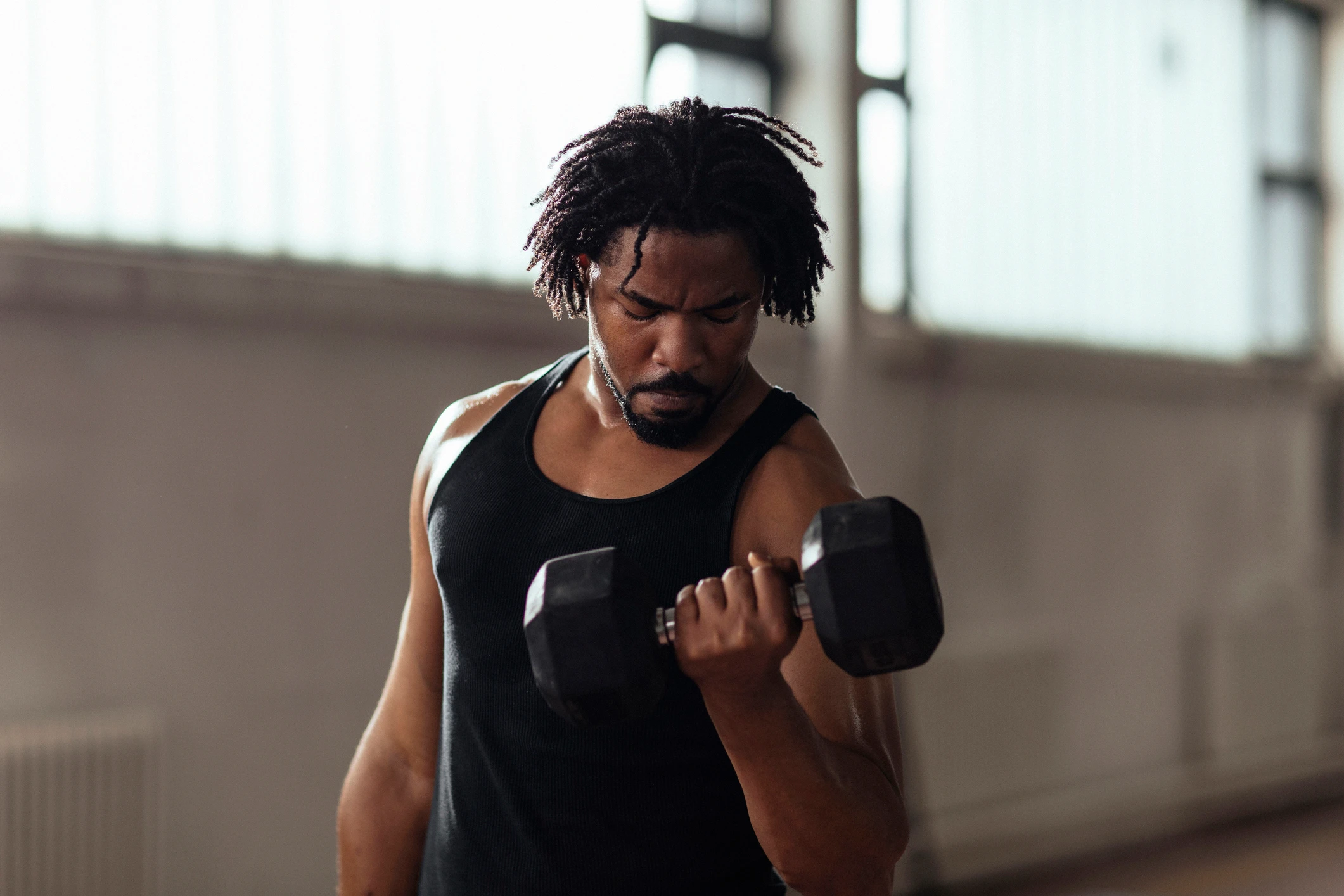 man practicing mind muscle connection with bicep curl