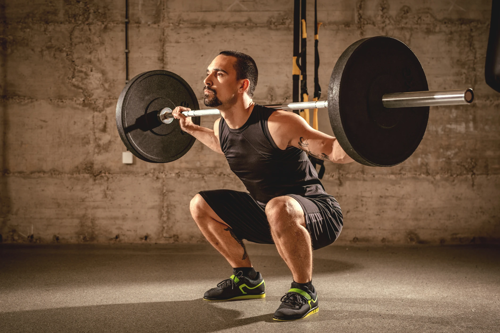 what is push pull legs? man doing squat in the gym as part of leg day